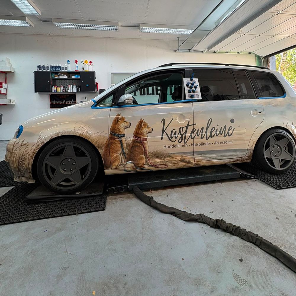 VW Touran von Küstenleine mit Strand- und Hunde-Design