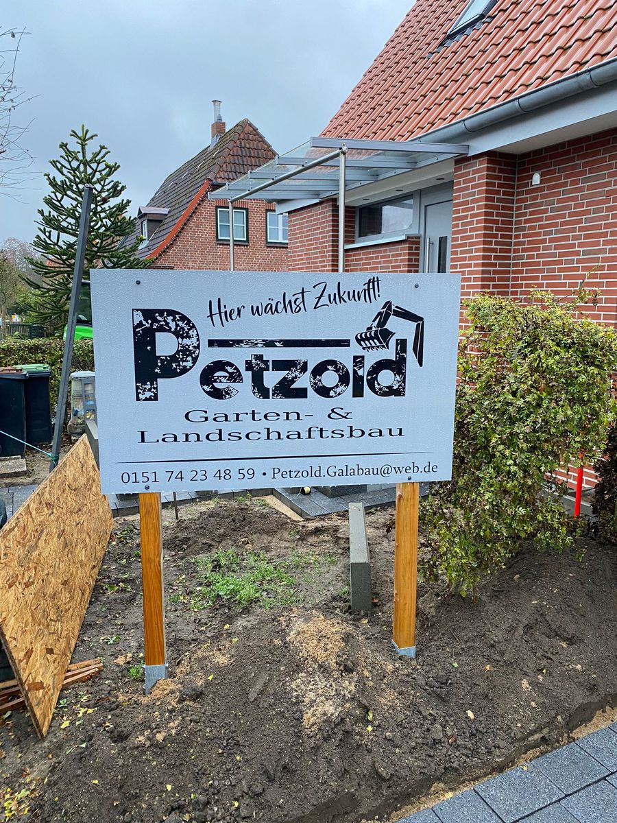 Bauschild Petzold an der Baustelle